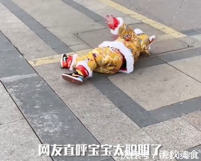 萌娃|广场上爸爸翻跟斗,两岁萌娃模仿成滚地,网友笑翻:孩子真聪明