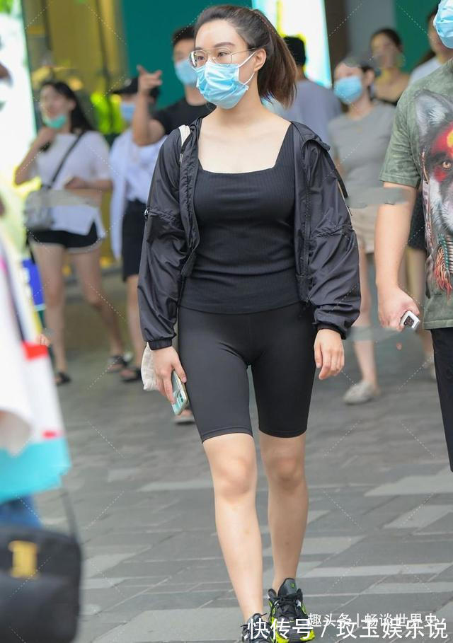 裤子 美女纯黑色紧身穿搭,所以尽量谨慎选择