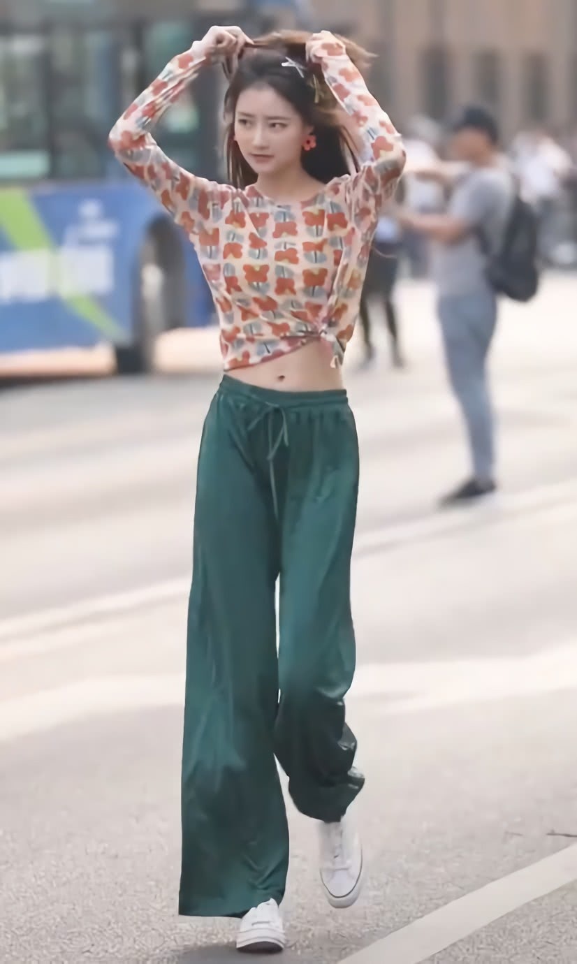 液体裤 美女的“液体裤”怕是要火，站着像120斤，一走路秒变90斤！