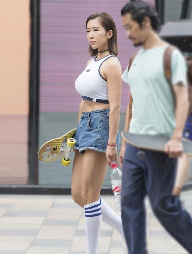 美女|滑板美女,运动服的搭配,穿着最美的运动风,展现活力之美!
