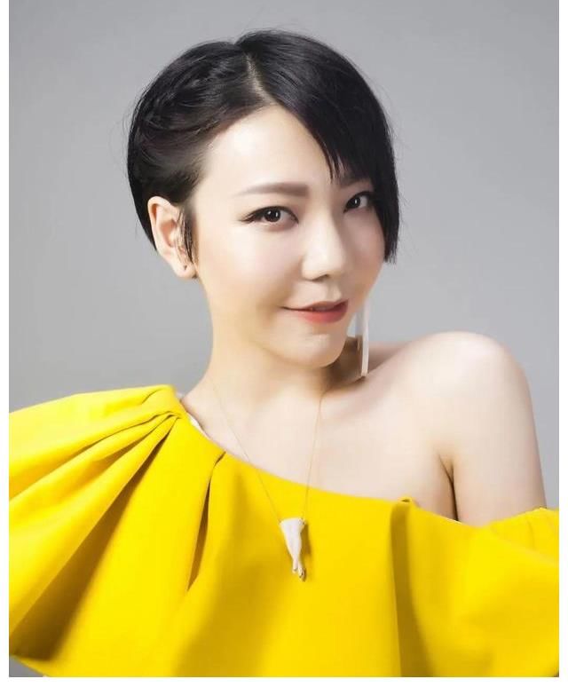 因《中國好聲音》紅極一時的吳莫愁為何消失了，現在過得怎么樣？