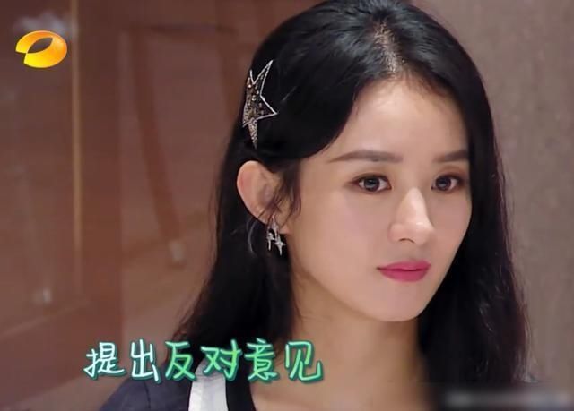 杨超越和赵丽颖合影,看到她们的造型后一个高贵,一个路人