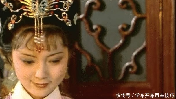 当宝钗得知要和宝玉结婚时,她为啥低着头流泪,而不说话呢