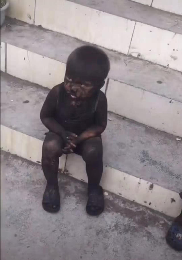 刘青云|幼儿园放学，两个孩子一直没有人认领，亲妈瞅了十分钟没有认出来