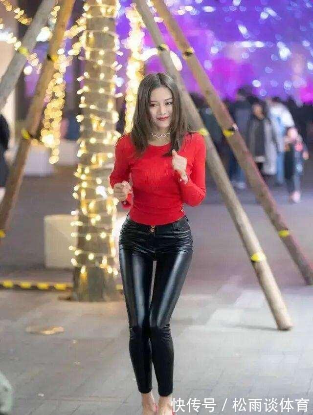 肩带 牛仔打底裤搭配白色上衣,拉长了腰线,散发出不同的韵味