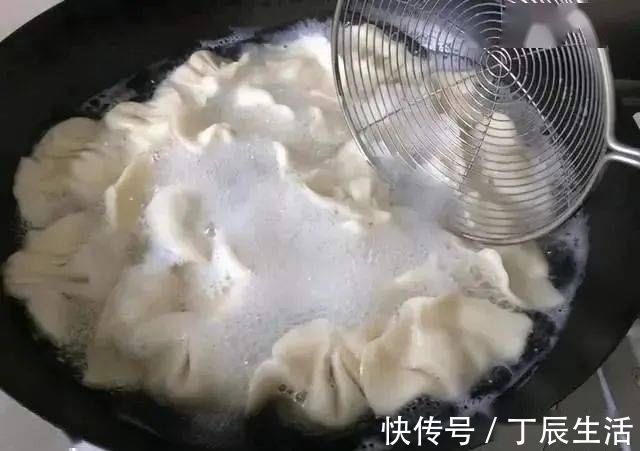 饺子皮|包好的饺子，直接放冰箱就错了，这样保存，煮的时候不破皮不粘锅