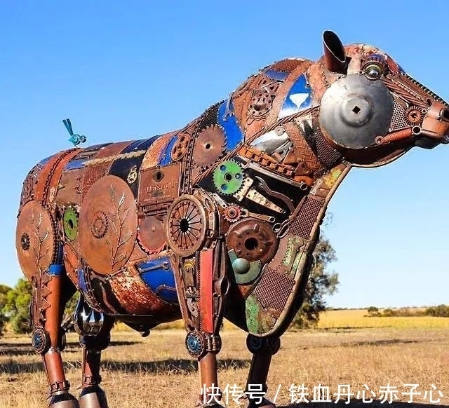 朋克感&草根艺术家用260个小时,打造废品雕塑,机械朋克感十足