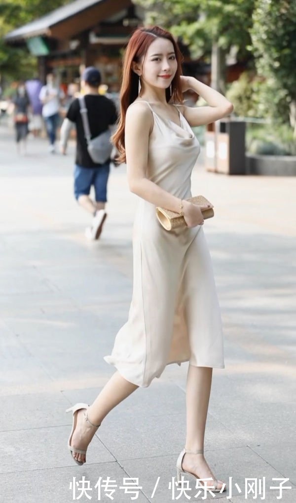 百媚生|米白色绸缎连衣裙,小姐姐回眸一笑百媚生,尽显优雅高贵