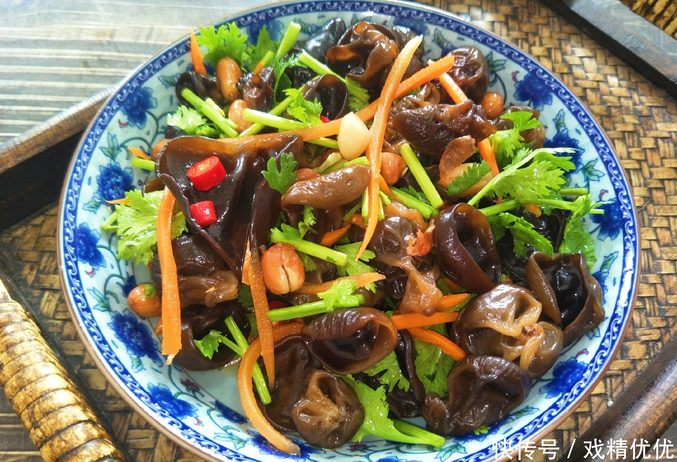 肉质|泡发木耳时,用冷水还是热水?泡几分钟合适,教你详细烹饪方法