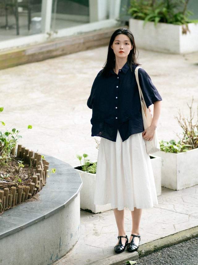 休闲|休闲慵懒风怎么搭?条纹衬衫+棉麻长裤简约洋气,气质又优雅