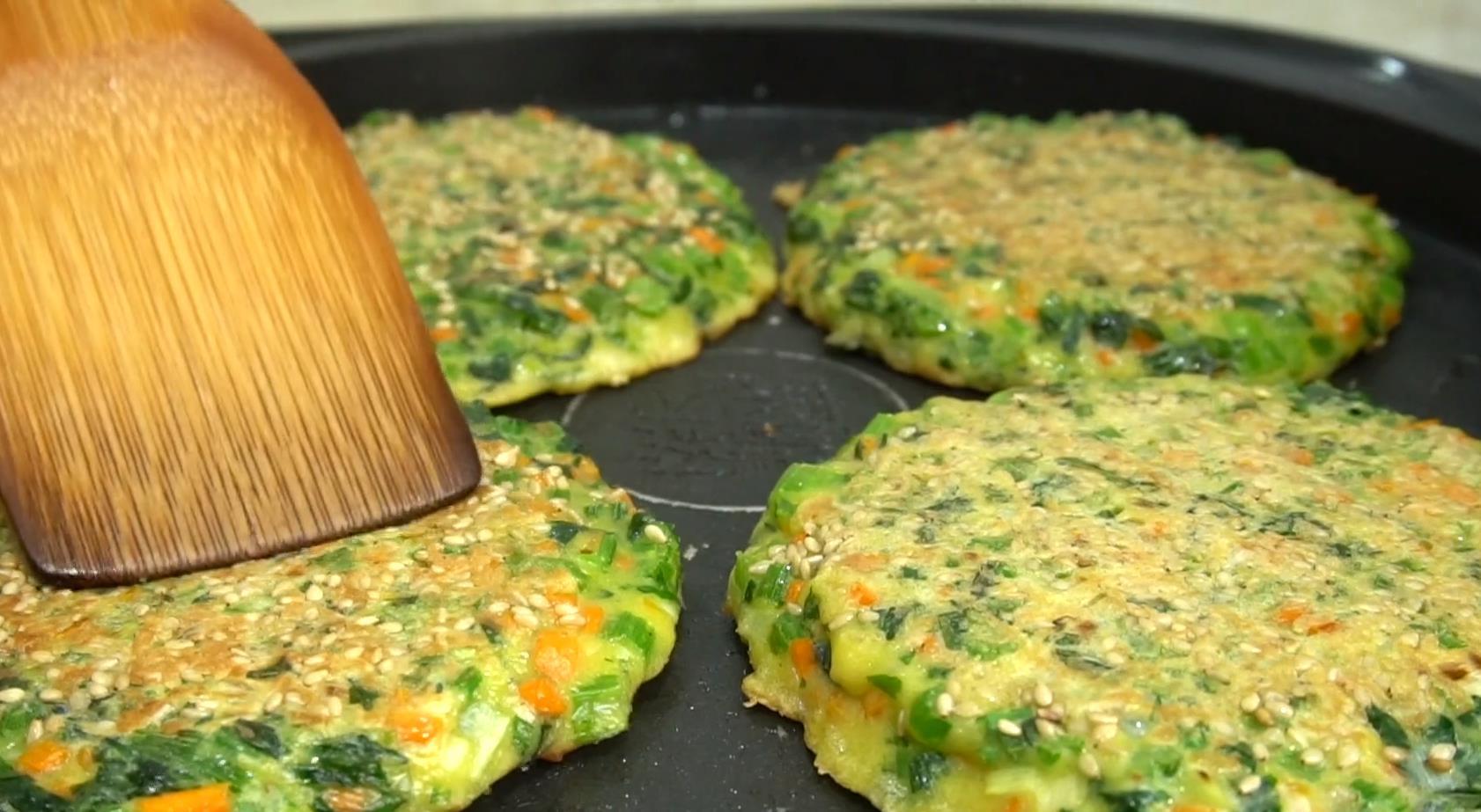 筷子|芹菜加3个鸡蛋,筷子一搅,手不用沾面,10分钟搞定全家人早餐