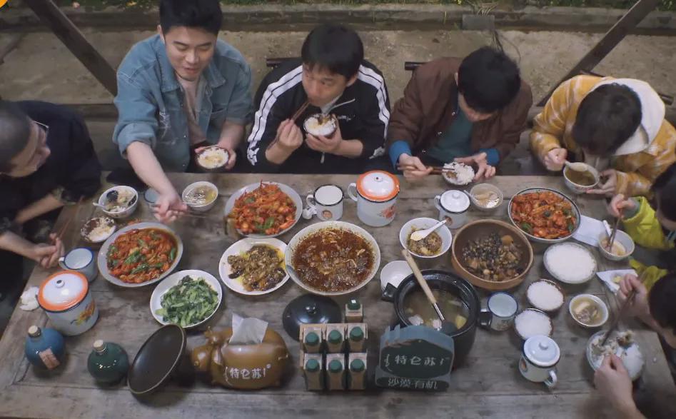 张子枫|《向往5》连饭都不好吃了7个人吃一锅虾还有剩,黄磊脸色难看