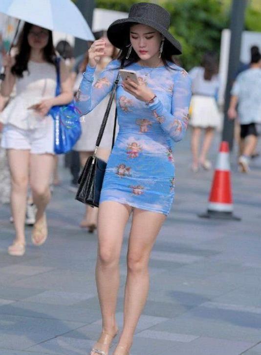 姐妹花|街拍:时尚姐妹花,牛仔裤搭配休闲上衣,非常的漂亮大气