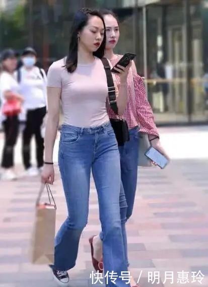 牛仔裤散发出休闲和优雅的味道,同时又不失优雅和大方