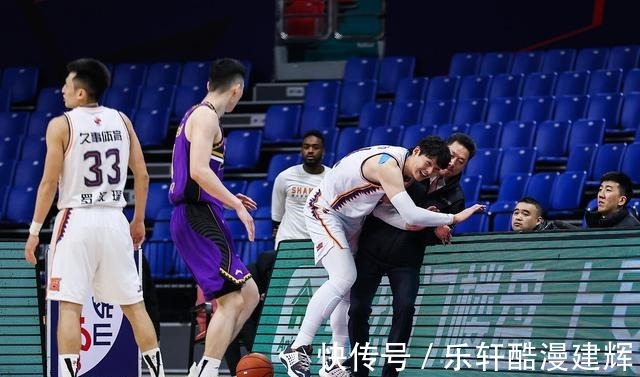 哈德森|爆冷!山东15分打爆上海,李春江彻底怒了,王哲林空砍18分