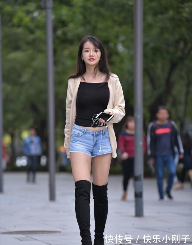 上身 打底裤的穿搭示范,日常着装的风格显得个性又有型,比例也好