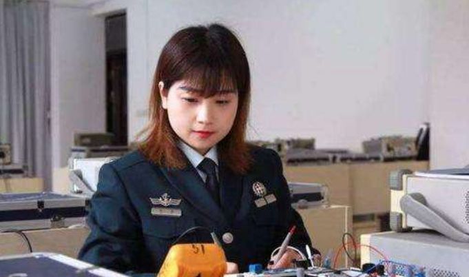 关晓彤考编成功,鹿少考3次还没有上岸,宇宙的尽头或许在体制内