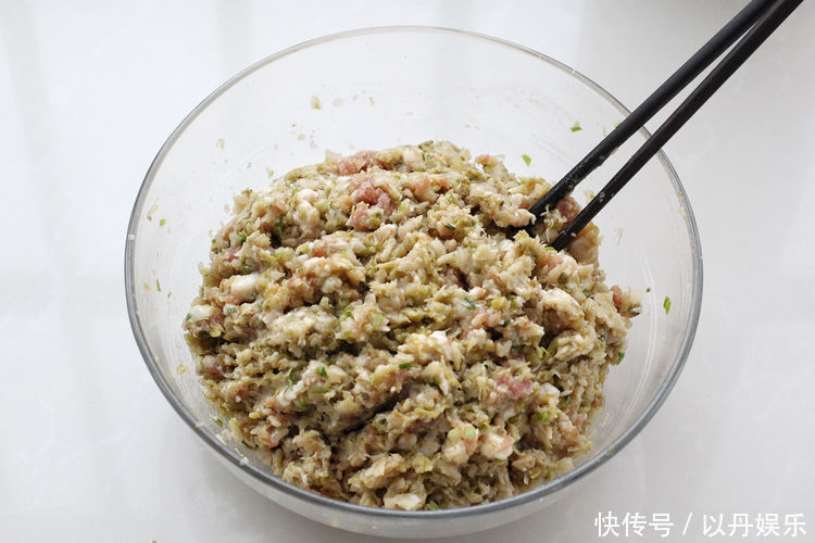 用东北特色菜蒸包子,味道倍儿鲜美,老公自己就能吃一屉,真服了