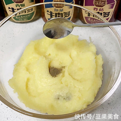 土豆泥锅贴这样做百吃不腻,吃1次不过瘾