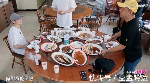 鹿晗黃渤鄧超陳赫四人點(diǎn)八道菜吃不完,看到剩菜處理方式:冷血