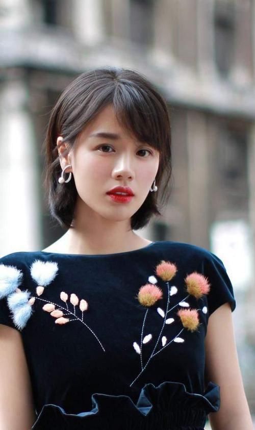 丸子头已经不流行了，今年这5种“发型”是真火，简单大方显脸小