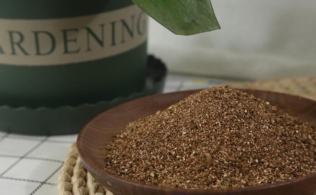 皮壳|养花的旧土要变成养分丰富的新土，要分成2步来走，掺进去3样东西