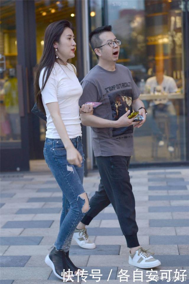 时尚妹妹的简单穿搭,一款牛仔裤就能配出简约风格