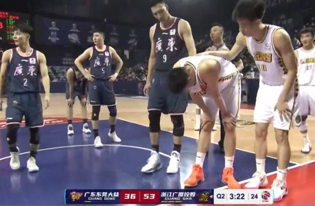 篮板|破案了!易建联故意顶翻胡金秋?逐帧再看一遍:真不能怪阿联啊