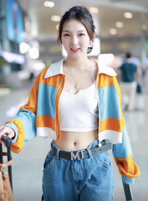 强东玥真是“元气少女”,白色露脐装配短款外套秀蛮腰,活力十足