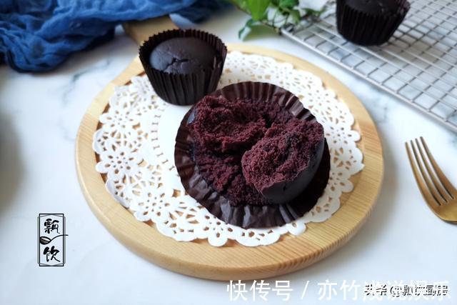 黑米糕|老人想吃米糕，黑米粉加酵母做出来，没有泡打粉的蓬松，但很好吃