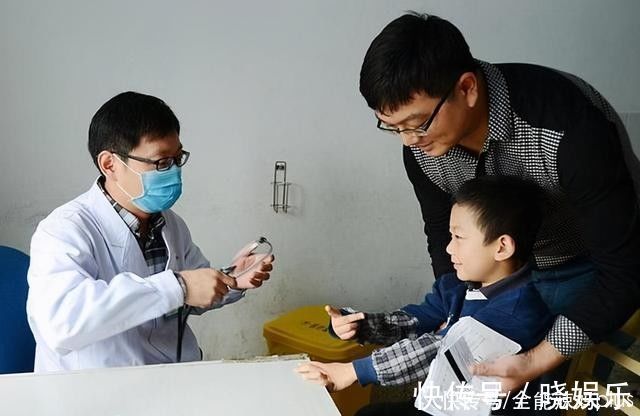 宝妈|儿子半夜发烧,医院排800多号宝妈愤怒投诉,医生:无理取闹