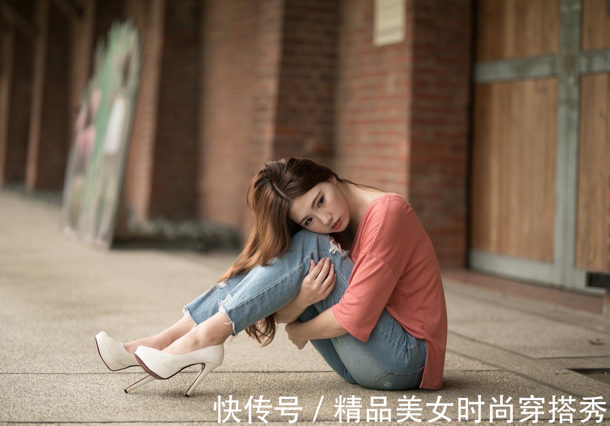 休闲|休闲的穿搭莫过于牛仔裤,上搭一件西瓜粉色T恤,休闲又舒适