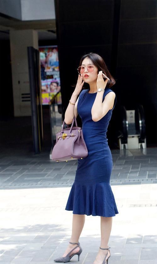 紧身上衣搭配超短热裤,脚踩一双白色长靴,精致又时尚