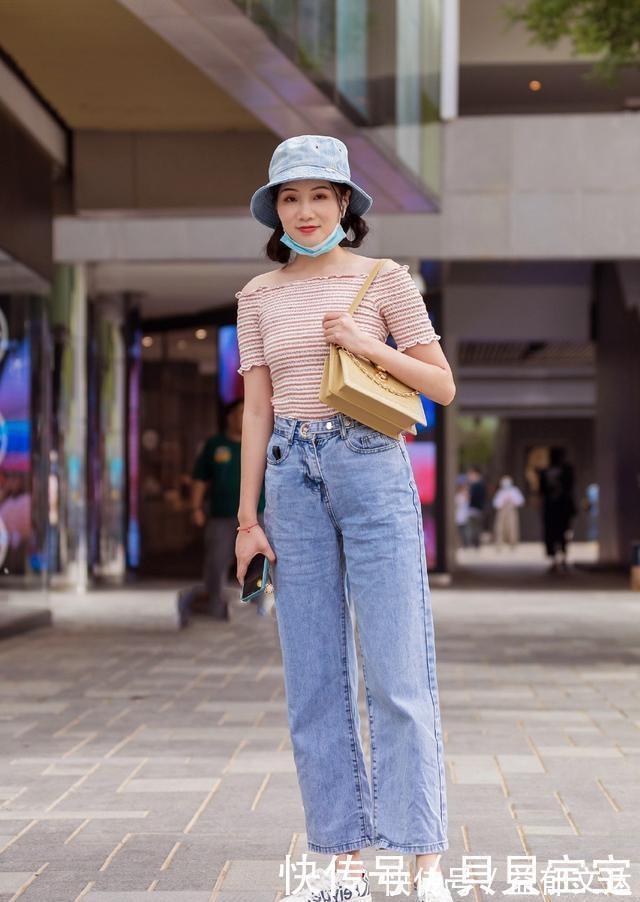 小蛮腰 美女选择黑色丝袜搭配短靴，简单时尚