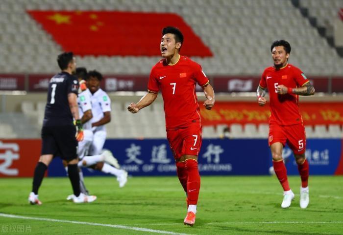 广州队|没有了杨立瑜、高拉特,国足赛场谁给艾克森传球?球迷:他用不着
