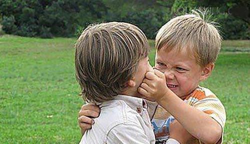 小男孩|3岁女孩被炮炸伤,爸爸怒踹小男孩,家长小孩子玩呢,至于吗