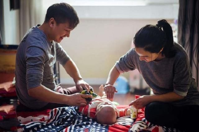 月龄|新生儿骨骼柔软，不同月龄抱法不同，家长抱姿不正确是大忌