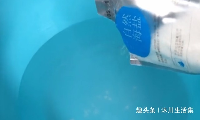 原来毛呢大衣可以这样清洗，不用一滴洗衣液，比干洗店洗的还干净