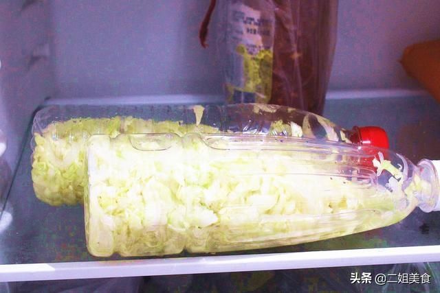 原来矿泉水瓶也能腌酸菜，做法太简单了，酸菜又酸又脆，放久不烂