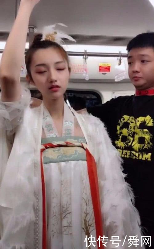 衣裳|“汉服小姐姐”在地铁走红，看到有人偷拍她做出了这一个动作