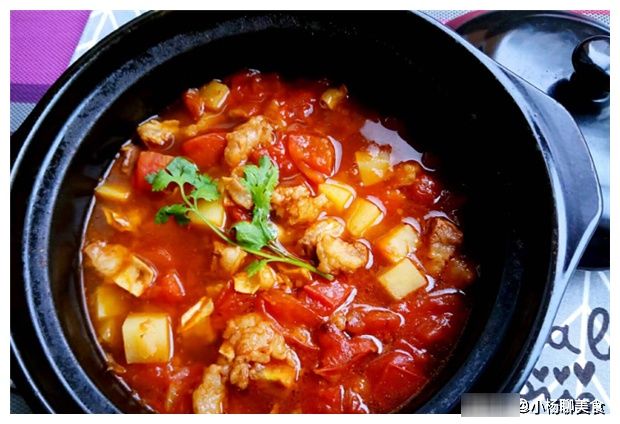 爱吃西红柿炖牛腩？详细做法教给你，牛腩软烂入味，汤汁红润香甜