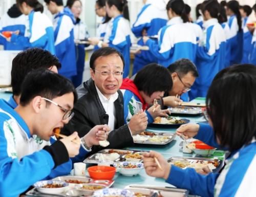 高中住校和走读差别很大，影响的不只是成绩，选错可能耽误孩子