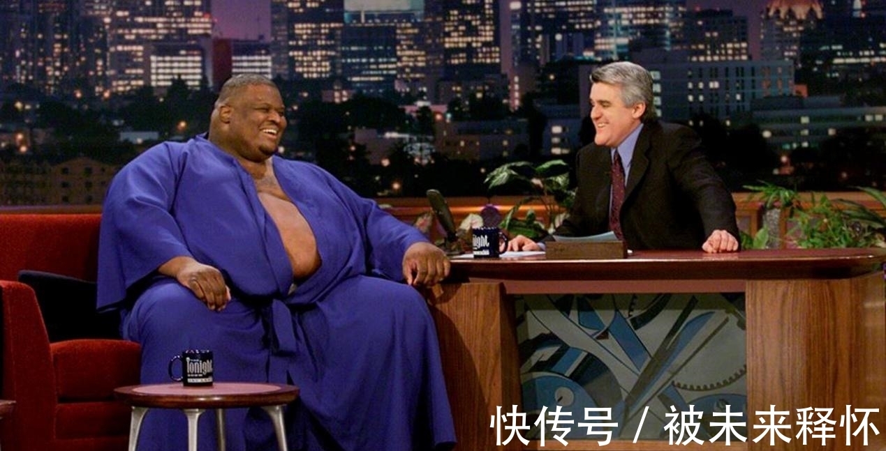 传奇人物|800斤黑人“相扑王”50岁结婚，一年后离世，白人娇妻继承千万遗产