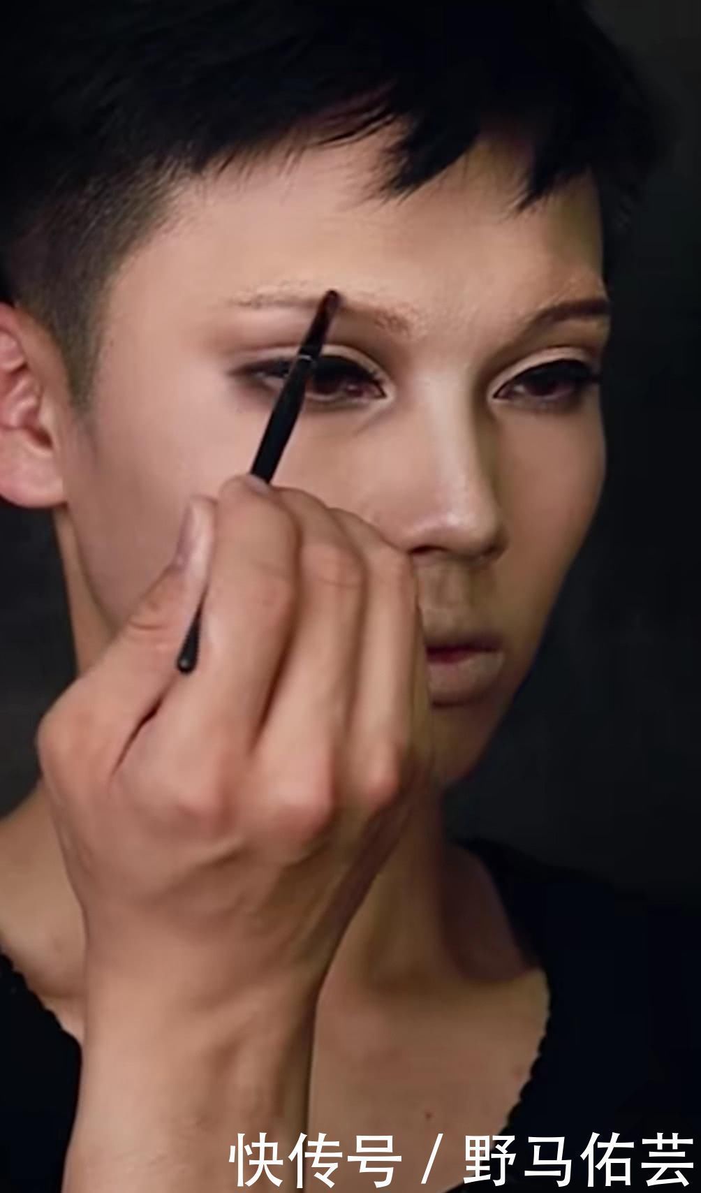 小哥哥|小哥哥画“这个杀手不太冷”小女孩仿妆，身材引争议，成品美到流鼻血