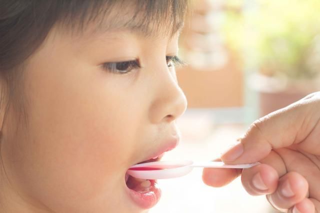 孩子|一粒感冒药,孩子吃了肾衰竭提醒这8种药,家长别再给孩子吃