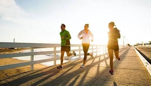 睡眠质量|早上跑步与晚上散步,哪种对我们身体更好?量力而行或是关键