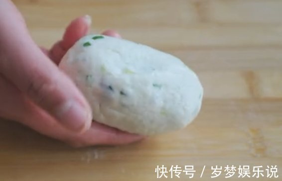 葱花饼|做法超简单的葱花饼，一口酥脆，葱香十足，好吃到停不下来