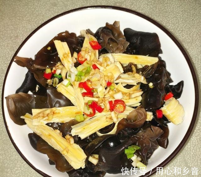 凉拌木耳腐竹,做法简单又开胃