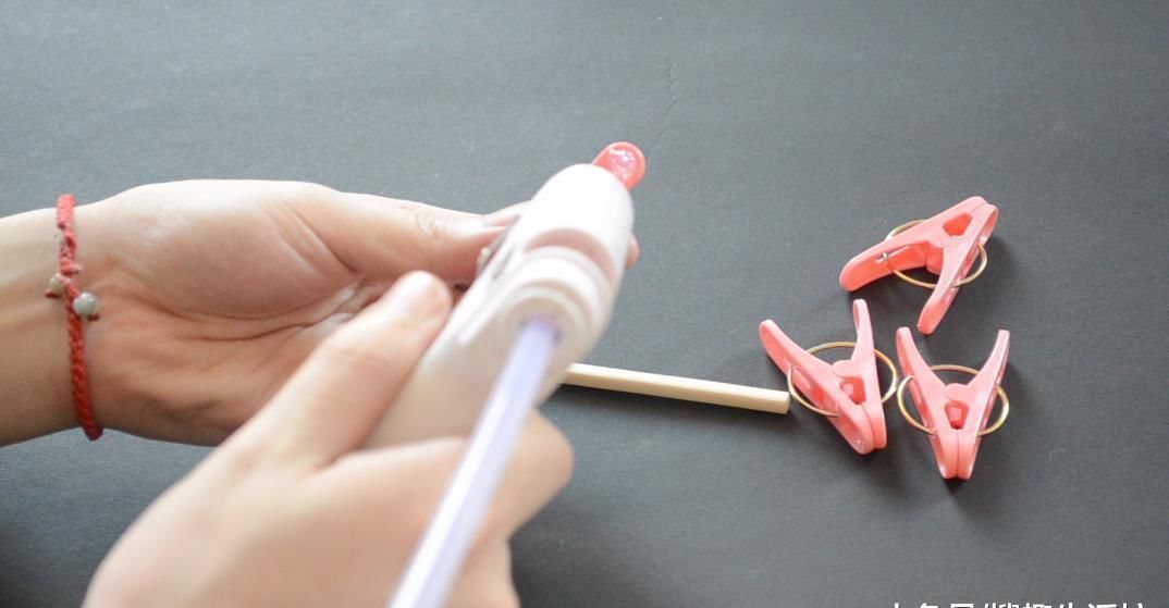 塑料夹子粘在筷子上, 放在卫生间有大用处, 解决了家家户户的烦恼