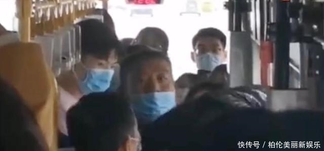 占了便宜想逃走,男子跳窗被市民强塞回去!